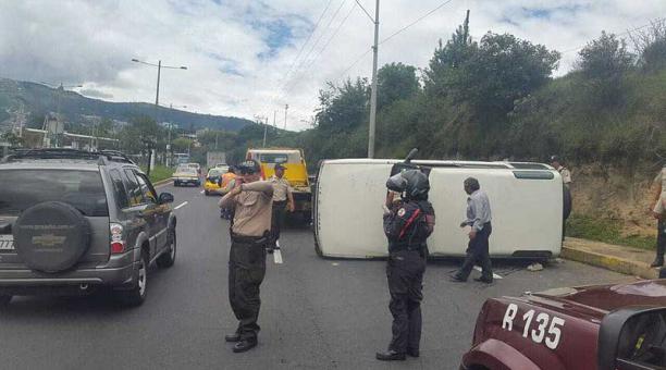El accidente ocasionó una fuerte congestión vehicular en la autopista General Rumiñahui. Foto: cortesía Policía
