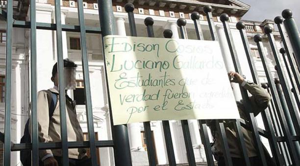 Estudiantes y padres de familia realizaron plantones a favor del docente investigado. Foto:  Patricio Terán / ÚN