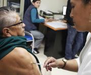 Los pacientes llegan al Centro de Salud La Vicentina, Quito, para vacunarse contra la gripe AH1N1. Foto: &Uacute;N
