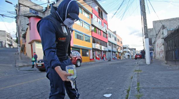En los operativos de control es usual encontrar licor en plena calle. Foto: Julio Estrella / ÚN